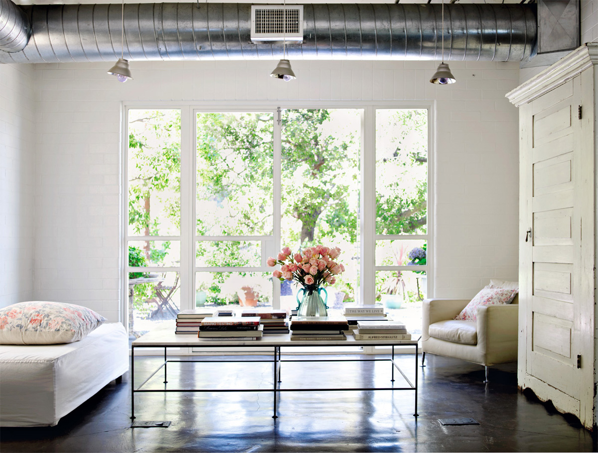 OUTDOORS IN An elegantly unobtrusive coffee table allows the painted concrete - photo 4