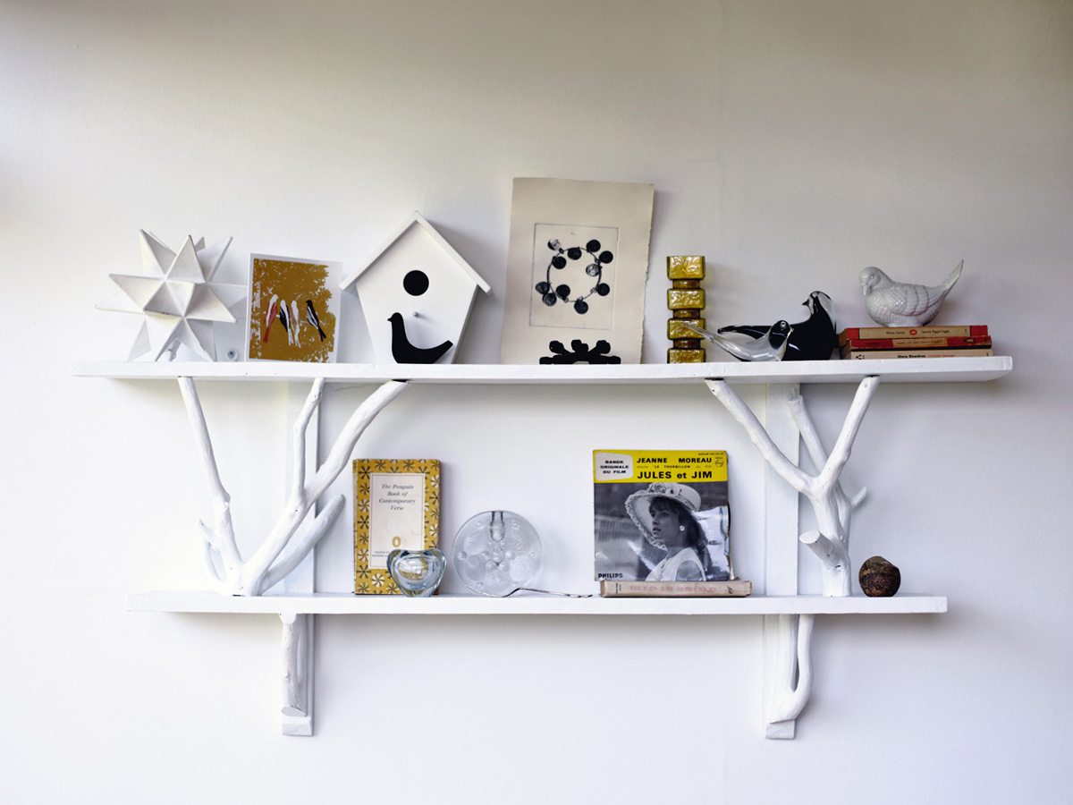 WOODLAND TABLEAU Simple white wooden shelves decorated with painted tree - photo 3