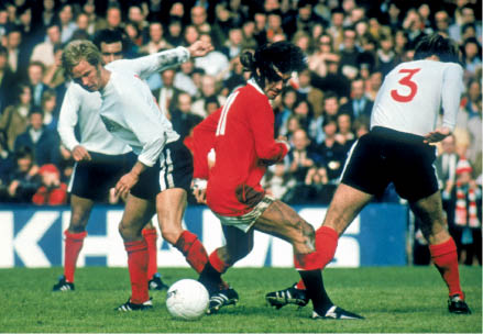 George Best against Fulham 1971 Nicknamed El Beatle by the Portuguese after - photo 4