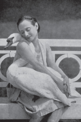 Anna Pavlova with her pet swan at Ivy House Anna Pavlova in her signature - photo 6