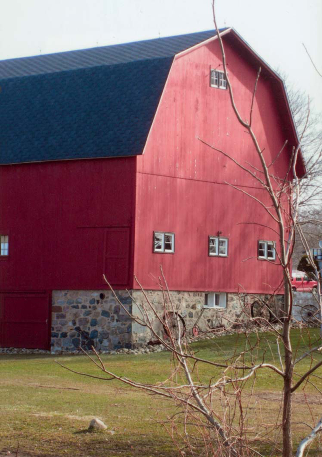 The barn often used to depict an American farm structure is the red - photo 4