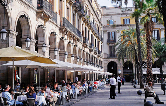 Diners sitting outdoors on Plaa Reial BARBARA BOENSCHIMAGEBROKER - photo 4