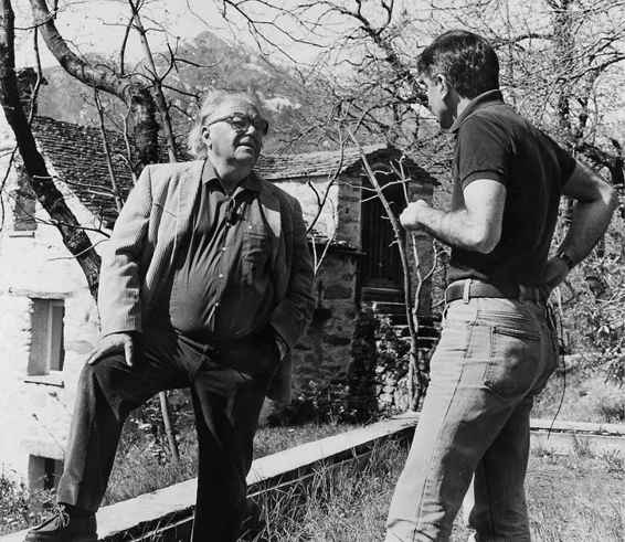 Fremde Nhe Sommer 1985 Max Frisch sitzt am Steintisch im Garten seines - photo 1