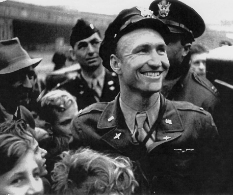 Lt Halvorsen mingles with a friendly crowd at Tempelhof Central Airport The - photo 3