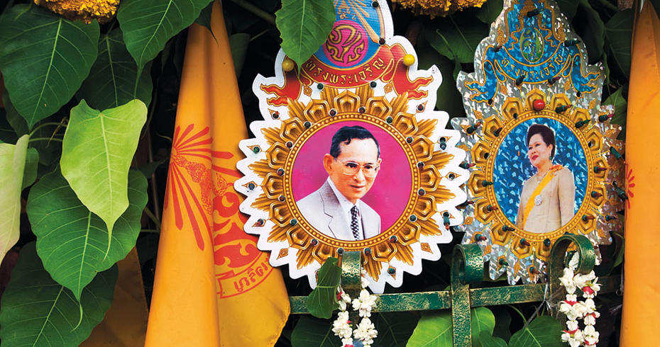 PORTRAITS OF ROYALTY AT CHATUCHAK WEEKEND MARKET KRZYSZTOF DYDYNSKI LONELY - photo 11