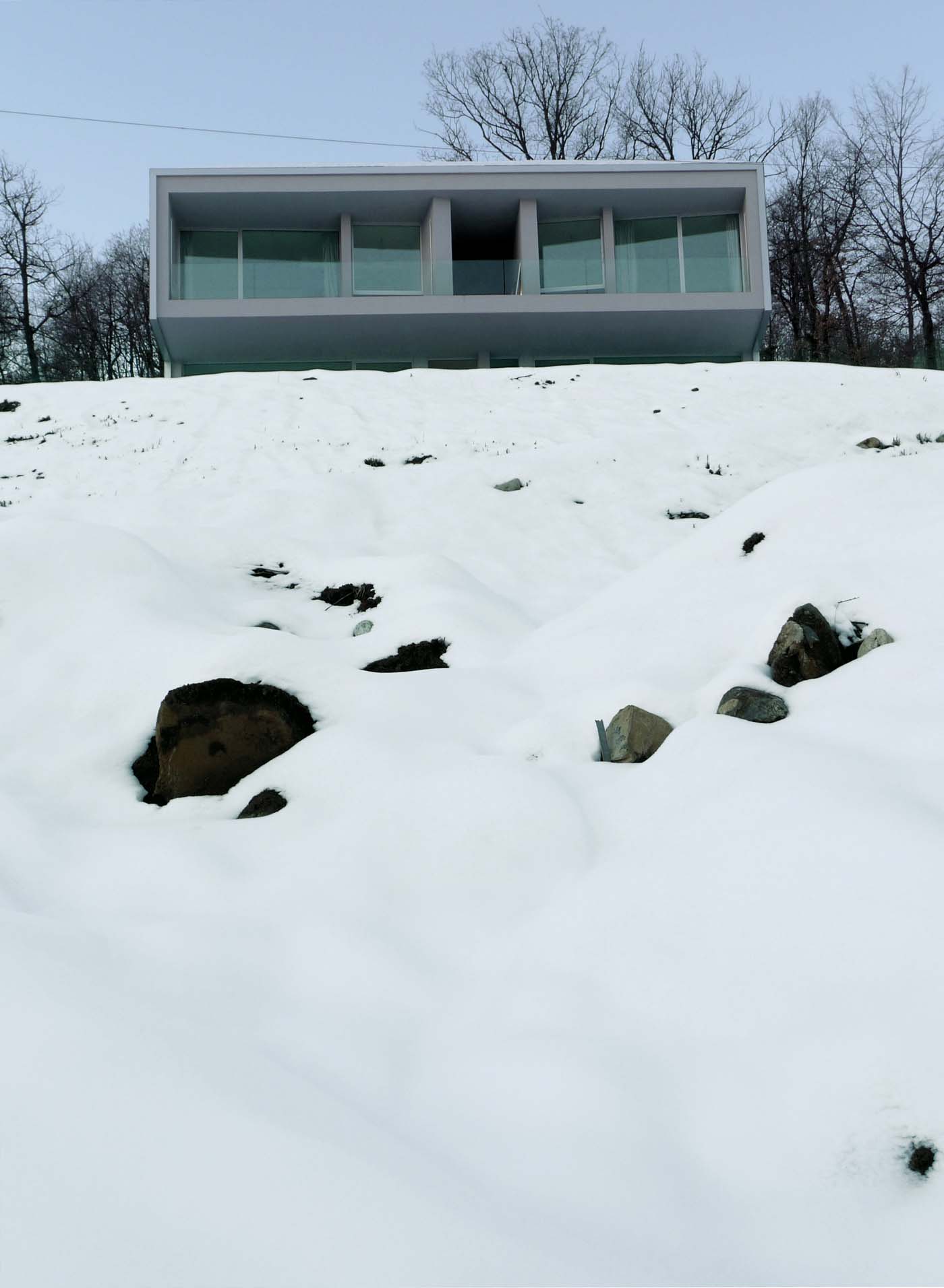 A walkway was built to give access to the interior of the house from its roof - photo 8