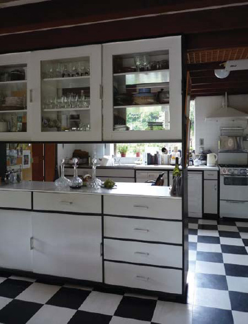 The open-plan kitchen designed by architects Peter and Alison Smithson for - photo 7