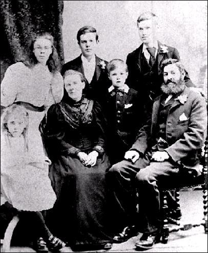 The Lawrence family with a young David standing between his parents 1895 - photo 7