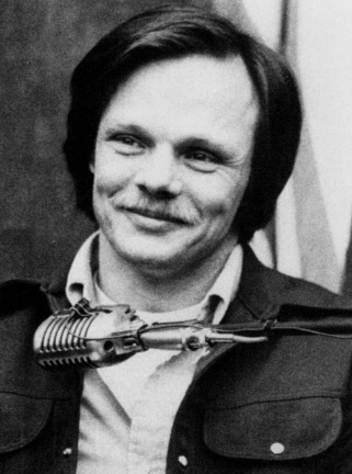 Smirking Lawrence Bittaker facing the death sentence in court in 1981 first - photo 12