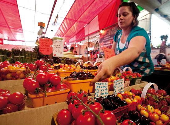 Succulent regional fruits for sale at March Atwater GUYLAIN DOYLELONELY PLANET - photo 4