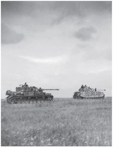 Tanks models PzKpfw IV Ausf G and H from the 5th Panzer-Regiment in the - photo 2