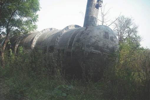 Figure Tank 610at the old Union Carbide plant in Bhopal India Forty tons of - photo 1