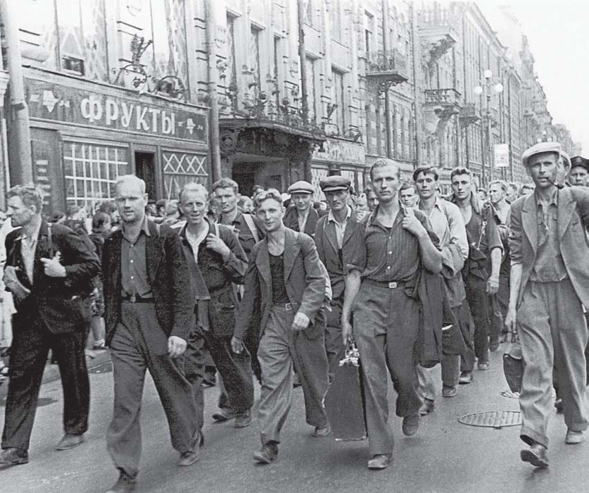 Conscripts in the streets of Leningrad 1941 The windows of the shop selling - photo 4
