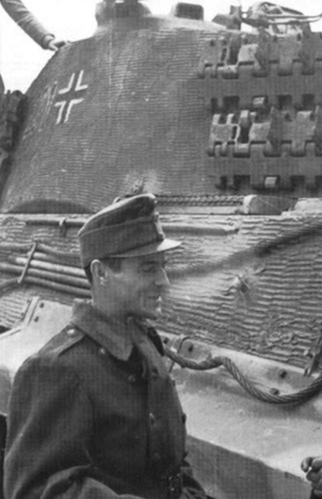 AGermanandaHungarianshareacigarettenexttotheimposingbulkoftheTigerII - photo 2