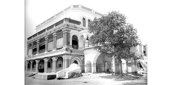 OUR ANCESTRAL HOUSE IN CUTTACK MY MOTHER NEXT TO PT NEHRU AND DR KN KATJU - photo 3