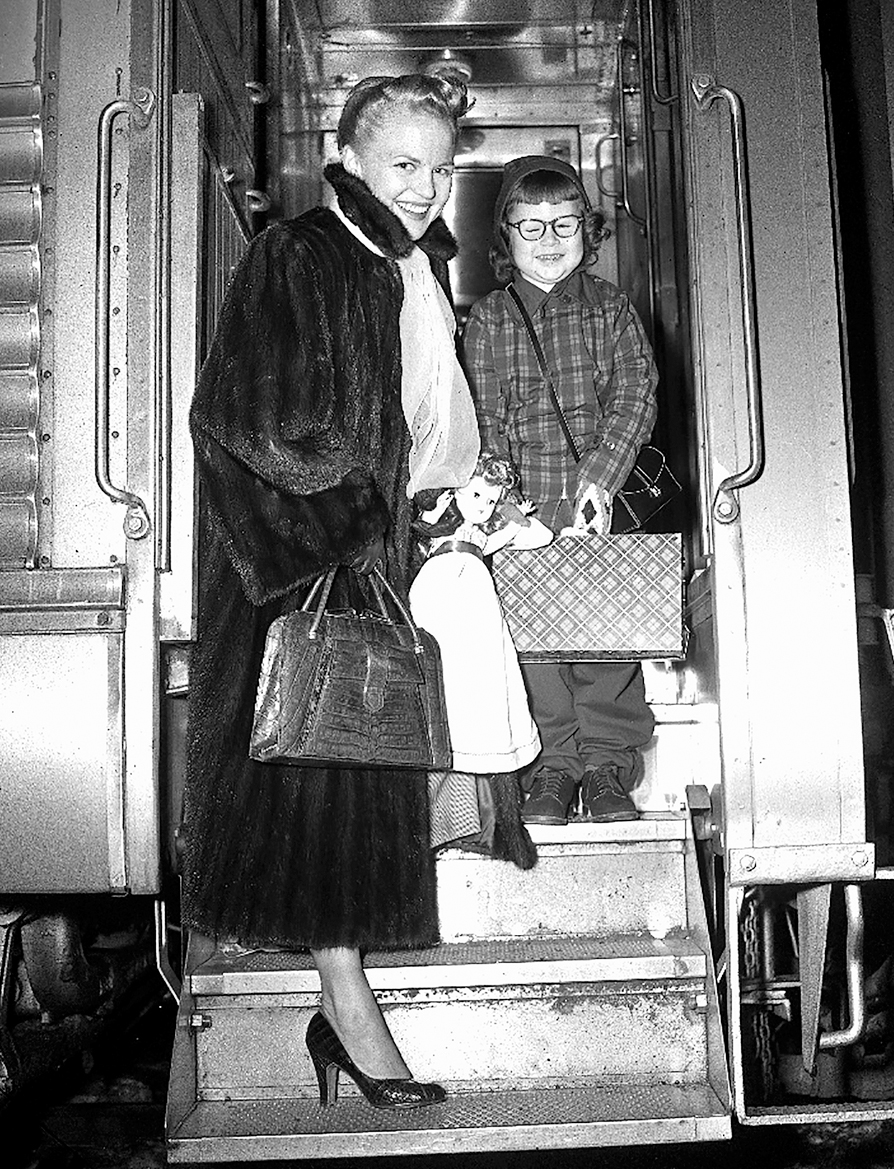 A motherly photo op in December 1950 when Lee with daughter Nicki in tow - photo 11