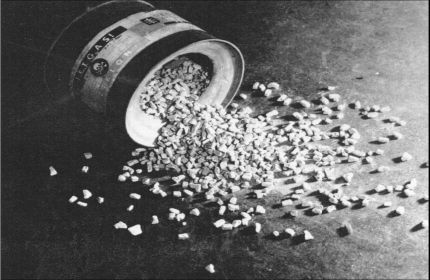 Zyklon B insecticide crystals Arrested by the British occupation - photo 2