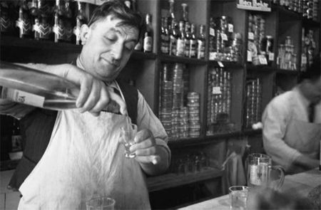 A bartender pouring a glass of raki at an Istanbul establishment W HEN I - photo 15