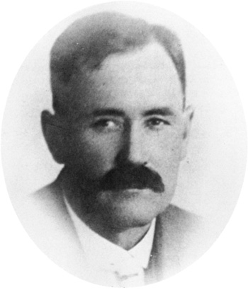 R L Bob Duke the last XIT general manager to run cattle The time is 1912 - photo 1