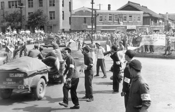 Korean students welcome US troops arriving to occupy the south of their - photo 6