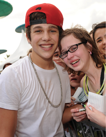 Austin poses for photos with fans in Florida Photo courtesy of AP Images - photo 12