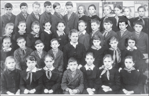 Third grade Vera Pavlovna in the center Dimka the hooligan next to her on the - photo 6