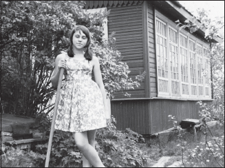 Doing garden work in front of the dacha veranda 1968 Marina center in her - photo 9