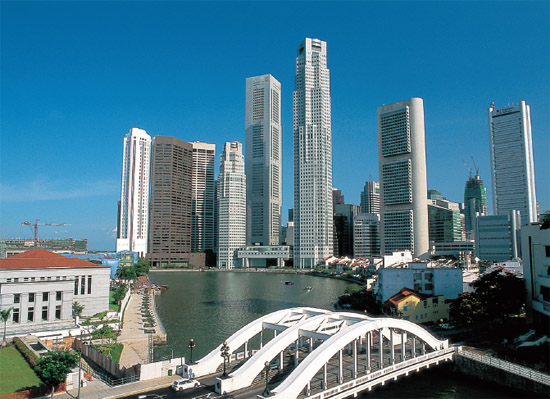 Elgin Bridge and the Singapore River Cruise Centre and one of the cable car - photo 12