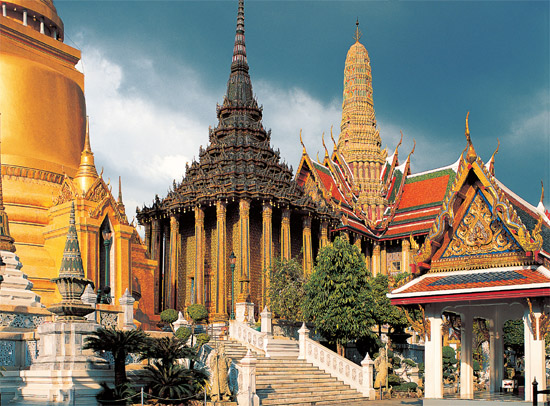 Wat Phra Keo at the centre of the Royal Palace complex on Rattanakosin Island - photo 2