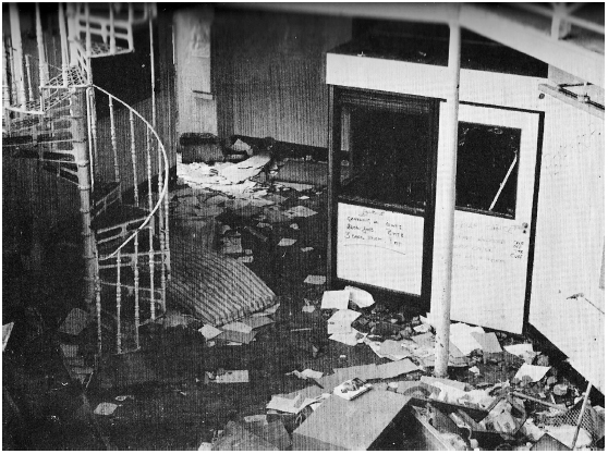 A scene after the Hull prison riot of 1976 HMSO Cover of Noel Razor - photo 17