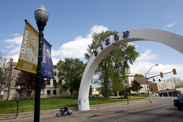 The arch welcoming visitors to Dixon Illinois FBI agents wait to load - photo 3