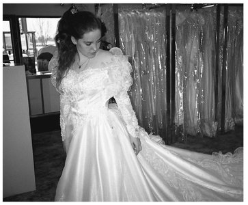 Carole modeled a beautiful wedding dress before marrying Todd Garton in 1991 - photo 9