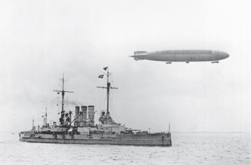 Zeppelin crossing the North Sea to bomb Britain with the cruiser Ostfriedland - photo 3