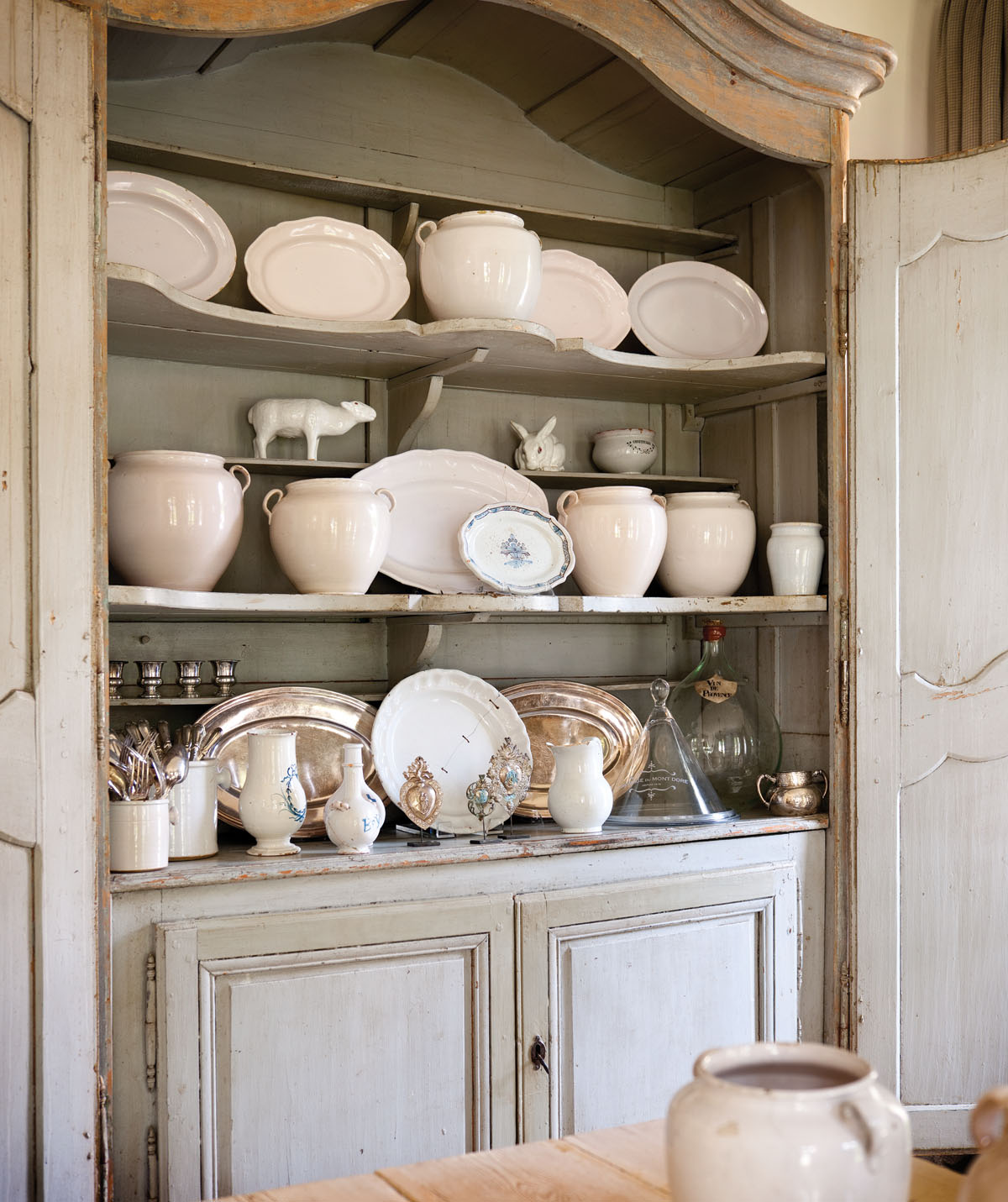 An eighteenth-century armoire glazed dove gray holds a collection of faence - photo 4