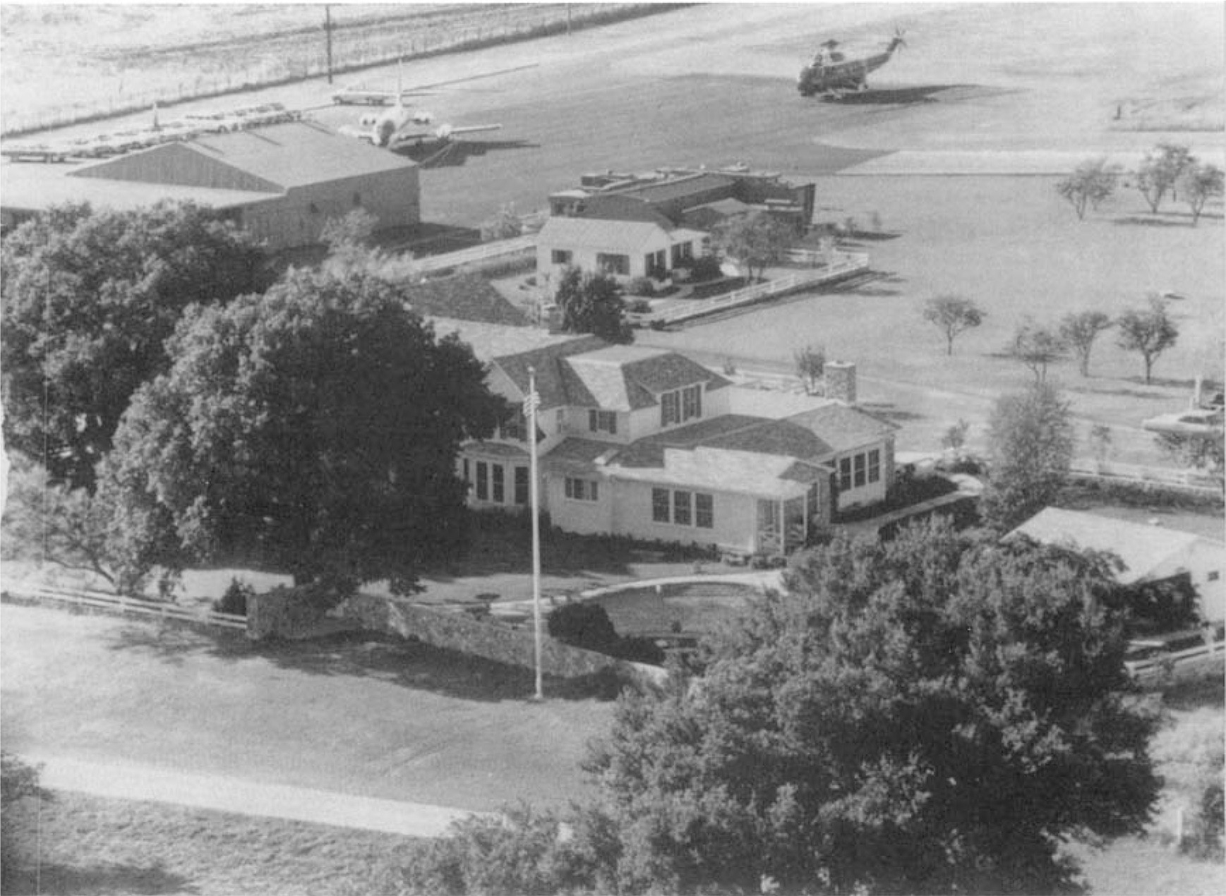 WHITE HOUSE PHOTOMICHAEL A GEISSINGER 1 The LBJ ranch house pool and - photo 1