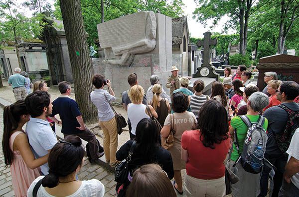 Tour guide Thierry Le Roi at Oscar Wilde tomb Pre-Lachaise Concessions A word - photo 7