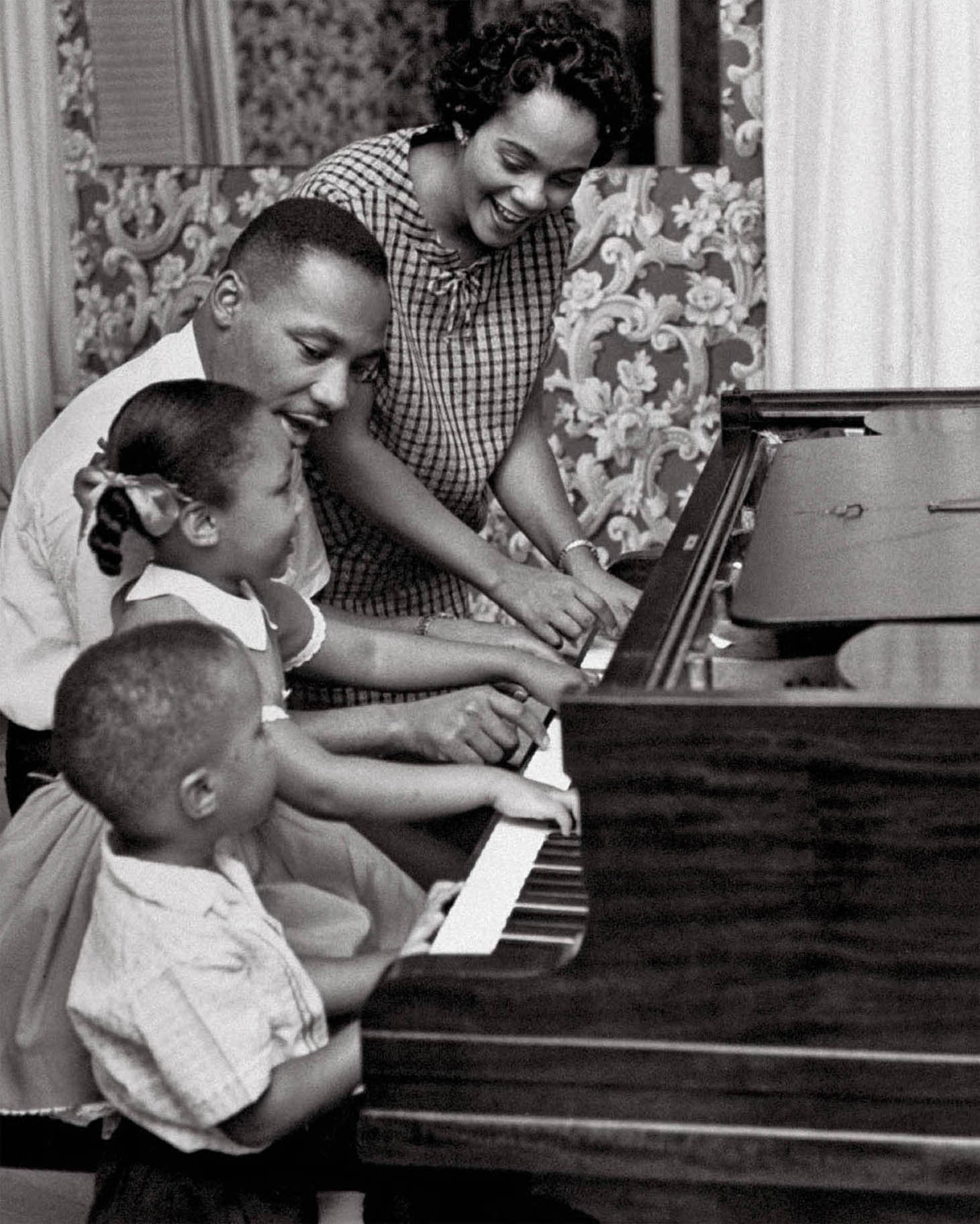 Martin Luther King Jr at home with his wife Coretta and their children - photo 4