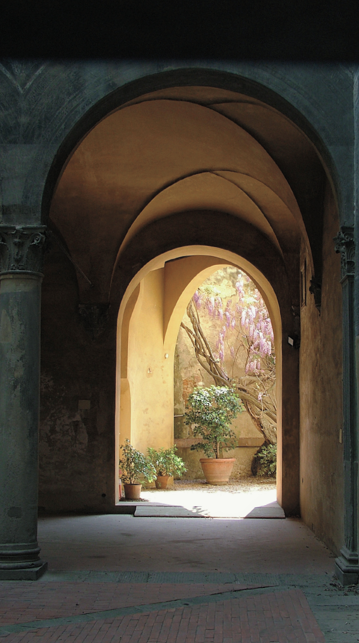 Courtyard of a house on Borgo Santa Croce The Rucellai Monument at San - photo 3