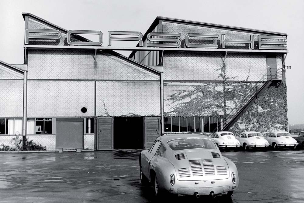 Interesting factory shot featuring the saw-tooth north light construction and - photo 4