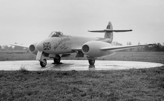 During the Speed Record attempt in 1945 Meteor f4 EE455 featured an - photo 15