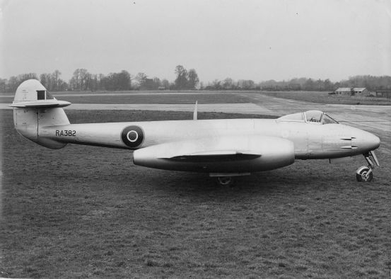 Meteor F4 RA382 was the first of this variant to featured the lengthened - photo 21