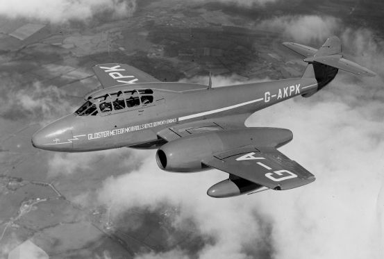 The first Meteor T7 was G-AKPK which was built using the center section rear - photo 22