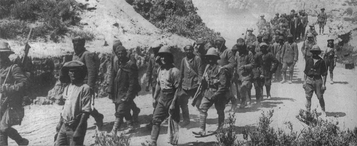 Turkish prisoners of war being led down from the line by British troops in - photo 4