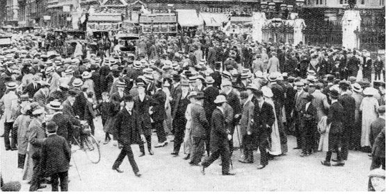 Crowds in front of the Houses of Parliament waiting for news of the declaration - photo 1