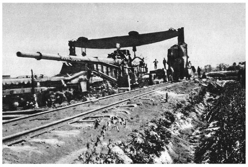 Another railway gun weighing in at 140 tonnes this time on the French Front - photo 18