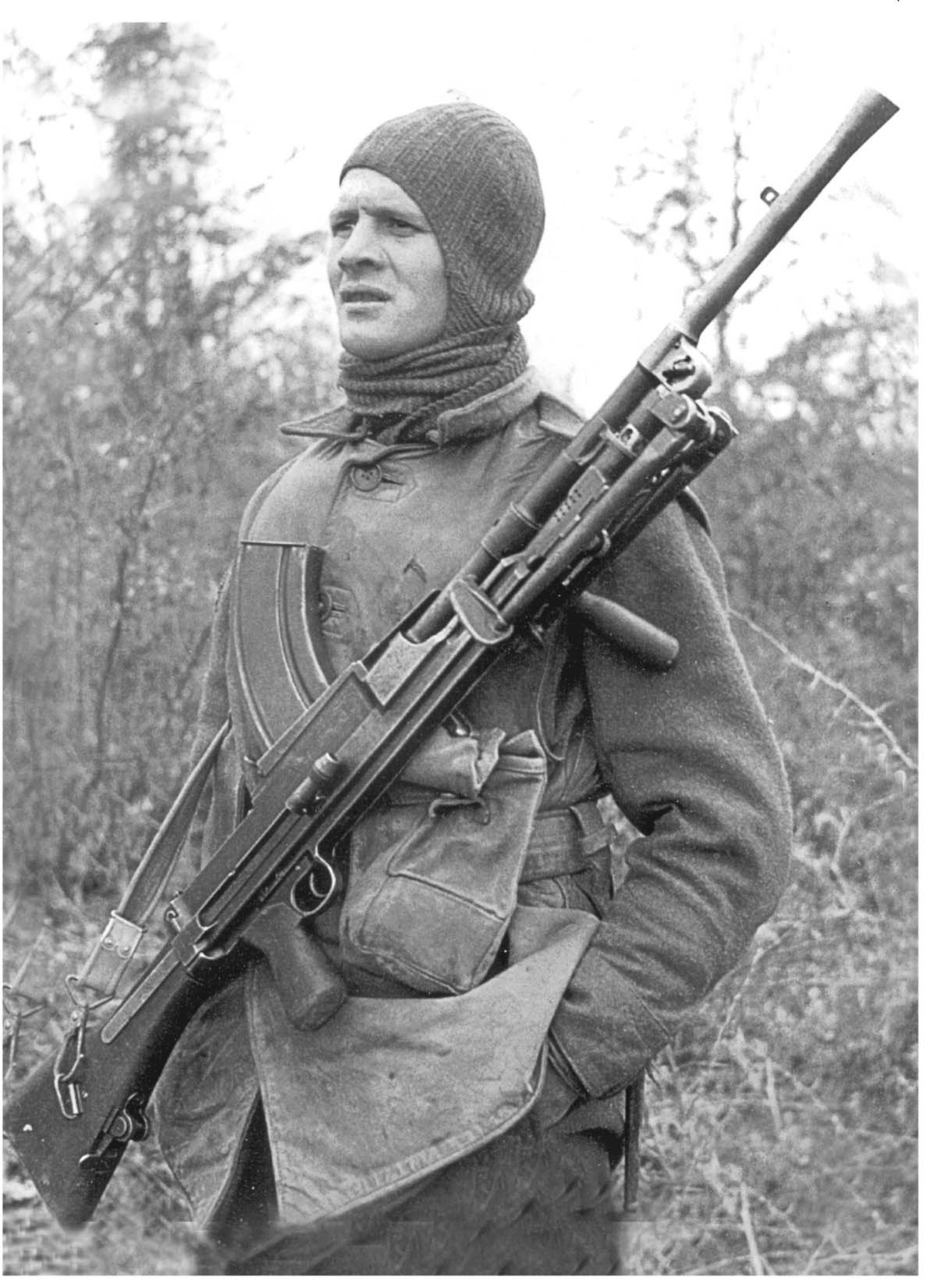 Commando at Anzio slung with a Mk 2 Bren gun At 0045 hours on 3 December MS - photo 3