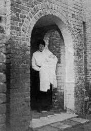 7 Doreen aged 6 weeks with her mother at Blagdon House Whilst her middle - photo 2