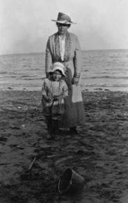 10 - 13 Doreen and her parents at Worthing beach 1924 Doreen describes her - photo 5