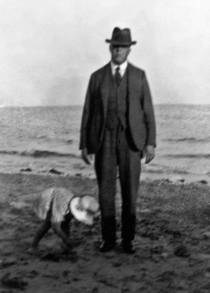 10 - 13 Doreen and her parents at Worthing beach 1924 Doreen describes her - photo 6