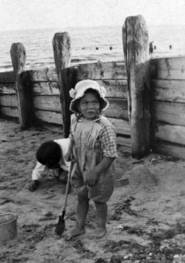 10 - 13 Doreen and her parents at Worthing beach 1924 Doreen describes her - photo 7